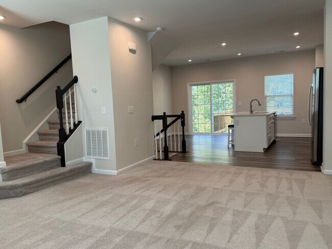 Building Photo - Amazing 3 Bedroom Townhome in North East R...