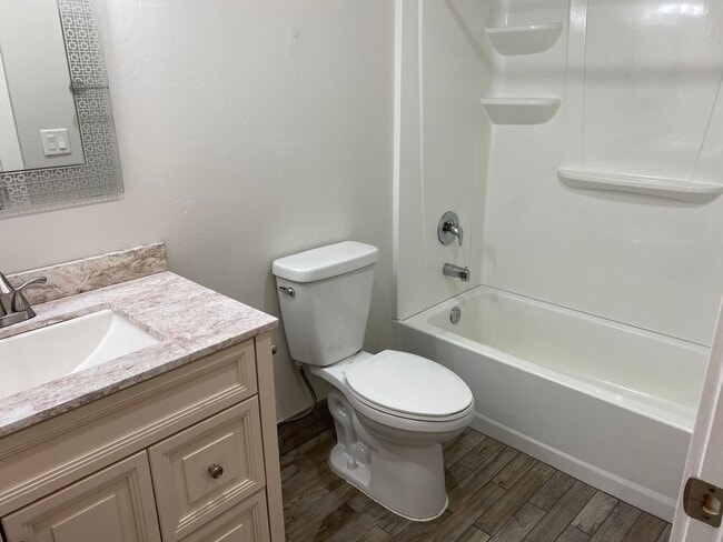 Building Photo - Lovely Townhome For Rent