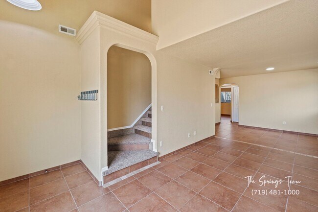 Building Photo - Spacious & Unique 3BD/2BA Townhome w/ Gara...