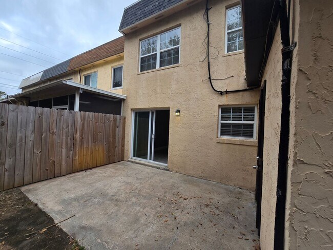 Building Photo - Arlington Townhome - 3 Bedroom 2.5 Bath