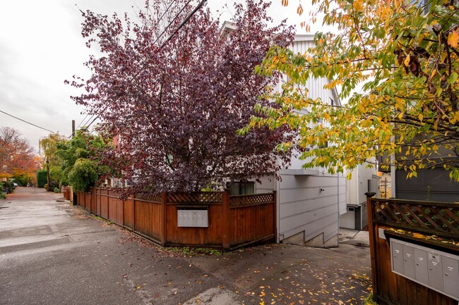Building Photo - Modern & Spacious 2+ Bedroom/3.25 Bath Vie...