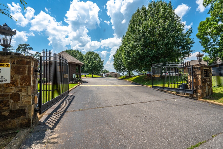 Building Photo - 200 Hamilton Oaks Dr