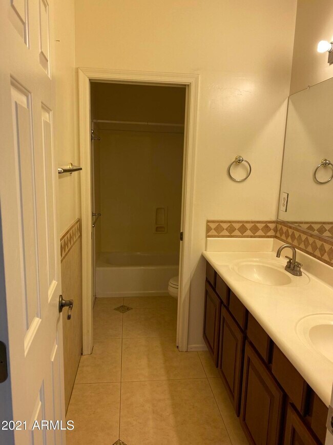 Building Photo - 2350 W Maplewood St