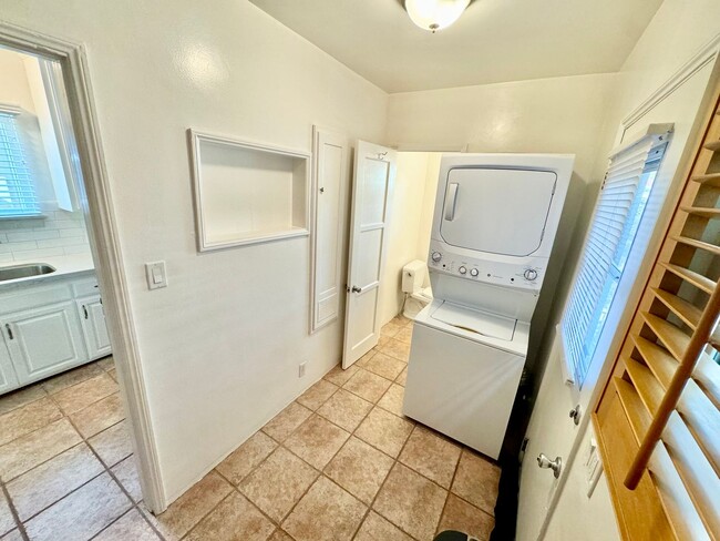 Building Photo - Charming North Hollywood Home