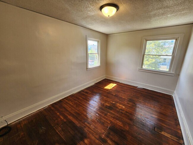 Building Photo - Charming 3-Bedroom Property in Prime Location