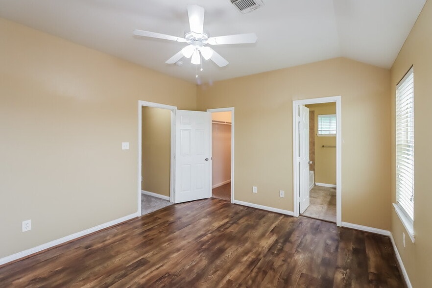 Building Photo - 4962 N Cancun Dr