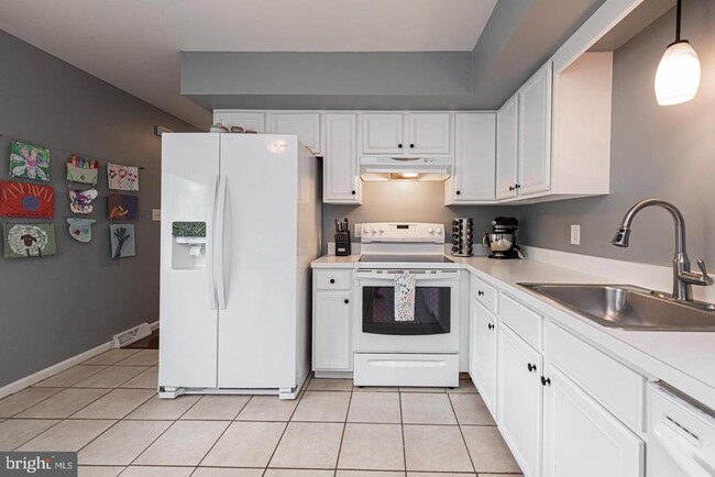 Building Photo - 10 Terry Ct