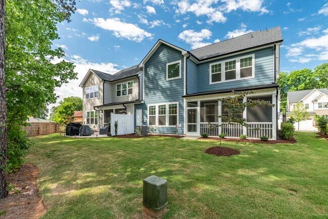 Building Photo - Stunning and spacious end-unit townhome in North Raleigh!