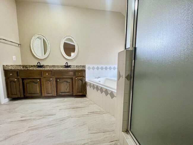 Building Photo - 624 Vickery Ave