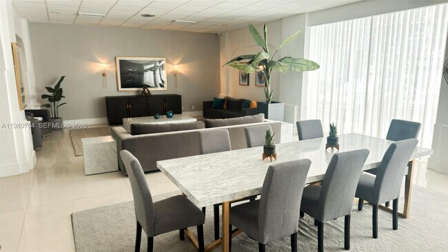 Building Photo - 3140 S Ocean Dr