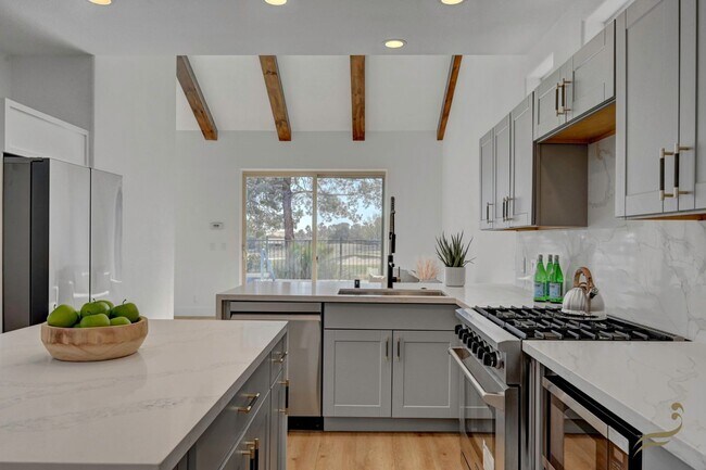 Building Photo - 3 Bedroom, 2.5 Bath Golf Course Home in Guard-Gated Canyon Gate