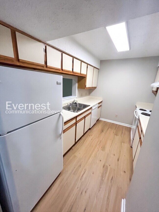 Building Photo - 3 Bed/1.5 Bath Townhome with Off-Street Parking / Available Soon!