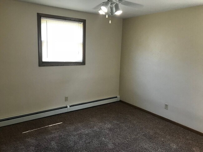 Building Photo - Forestview 2 Bedroom Lower Unit