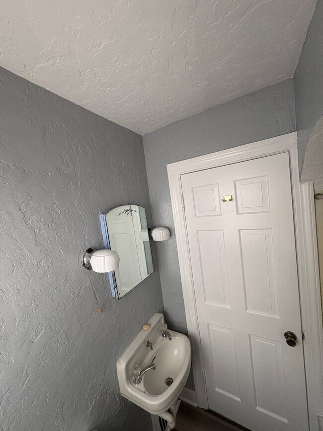 Building Photo - 2 Bedroom / 1 Bathroom Single family home in West Peoria
