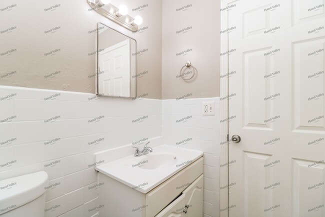 Building Photo - 1370 Reale Ave