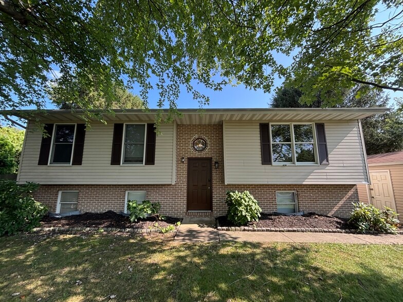 Primary Photo - 136 Bayscape Dr