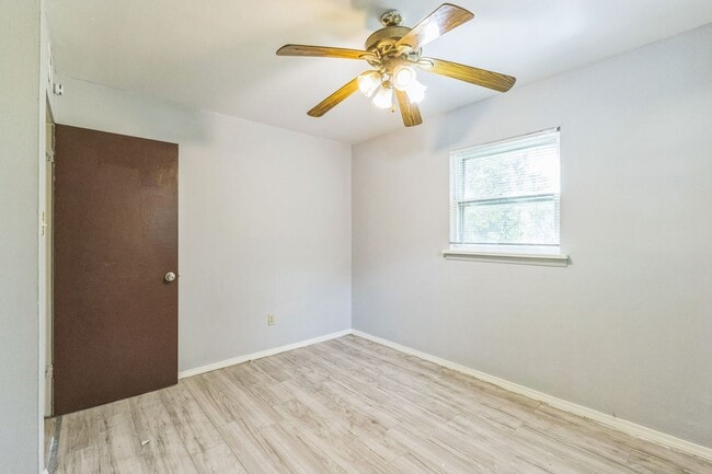 Building Photo - LIMITED TIME**NO APPLICATION FEE**1/2 OFF DEPOSIT**