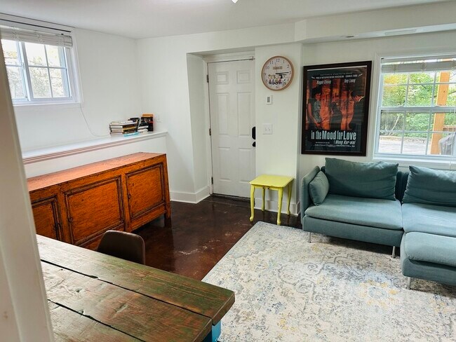 Building Photo - 708 Dallas Rd