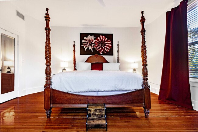 Building Photo - 205 SE 7th St