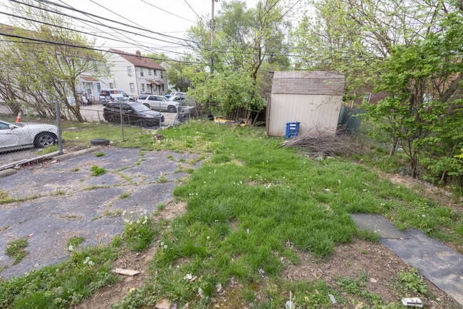 Building Photo - 2818-2820-2820 Vanderberg Ave