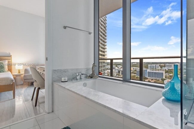 Building Photo - 480 NE 31st St