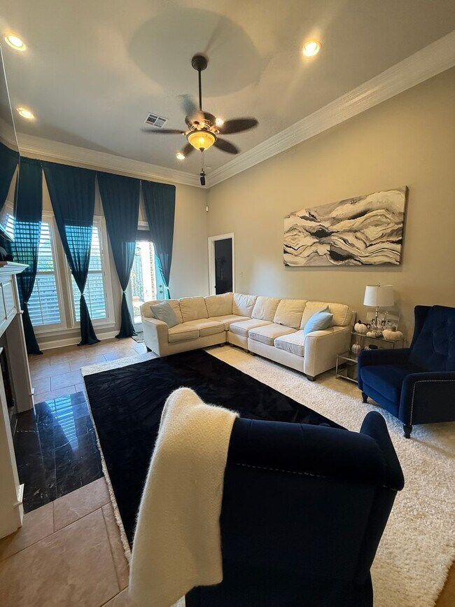 Building Photo - Must See this Beautiful  3/2 Townhome  Available NOW