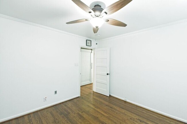 Building Photo - 11137 Sinclair Ave