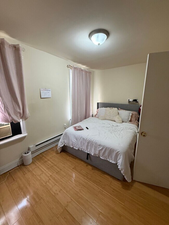 Building Photo - 1630 N Sydenham St