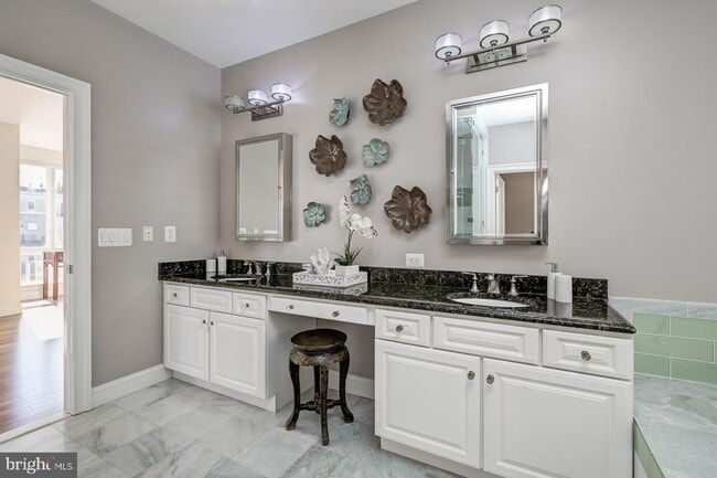 Building Photo - 621 Ponte Villas N