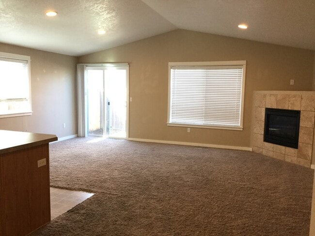 Building Photo - Comfort and Convenience in NE Albany