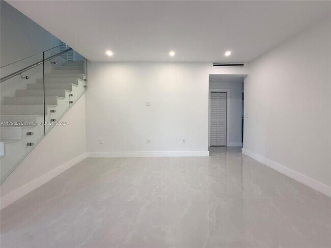 Building Photo - 927 SW 18th Ave