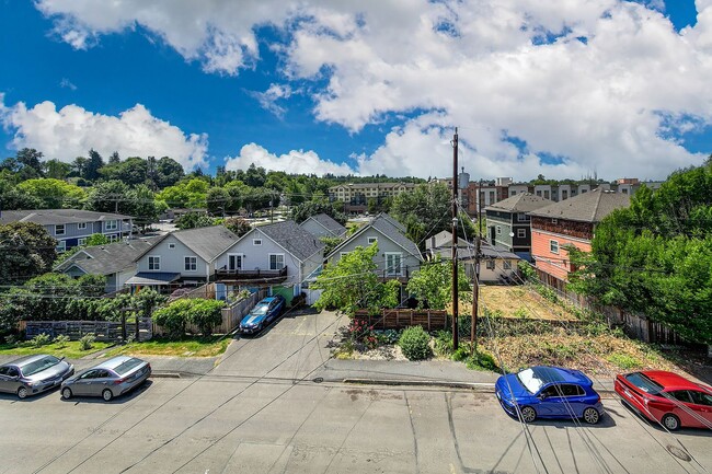 Building Photo - Stylish 2BR Townhome with Rooftop Deck & A/C Near Light Rail