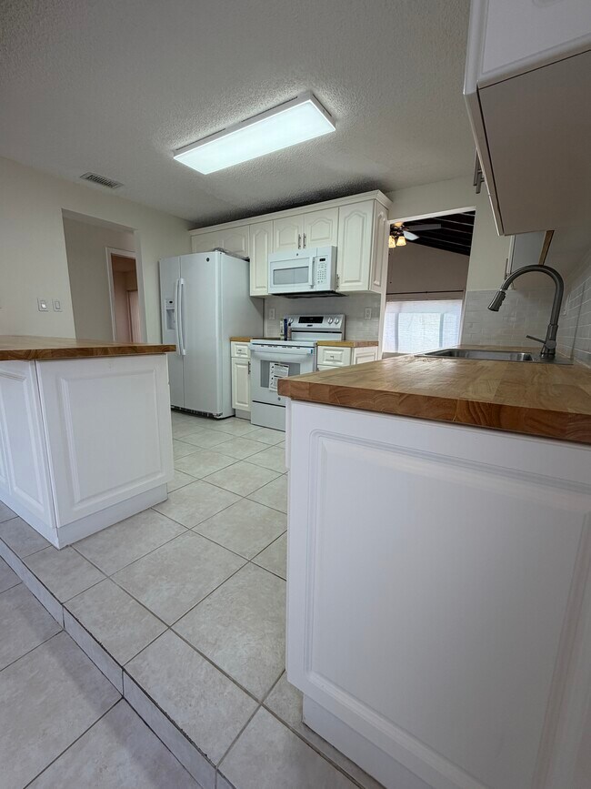 Building Photo - 13261 SW 102nd Terrace