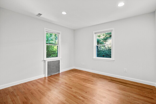 Building Photo - 528 N Wagner Ave