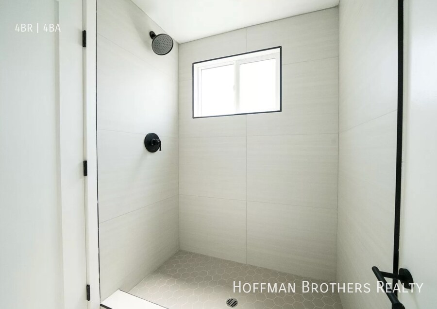 Building Photo - 2683 Roseview Ave