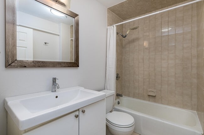 Building Photo - 476 Monmouth St