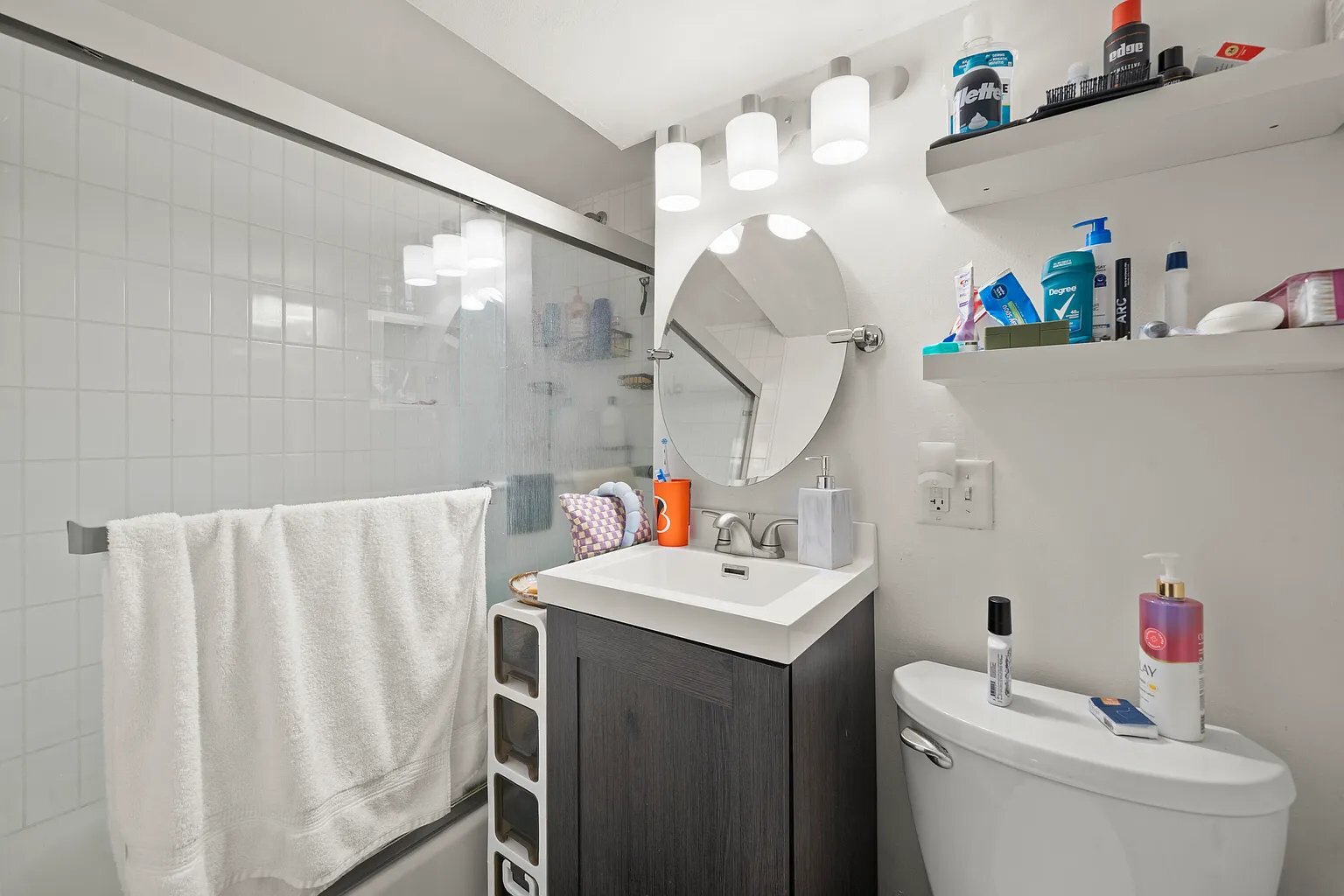 Building Photo - 211 E 5th St