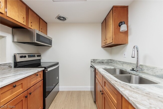 Building Photo - 7020 Carriage Hill Dr