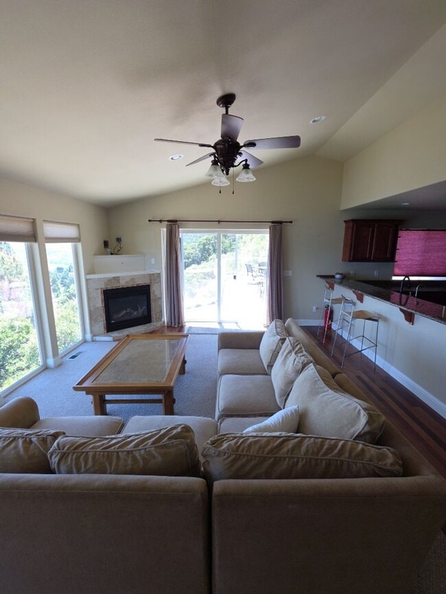 Building Photo - Stunning Lake Views in Riviera West