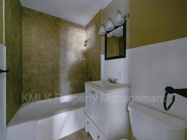 Building Photo - 871 Kennebec Ave