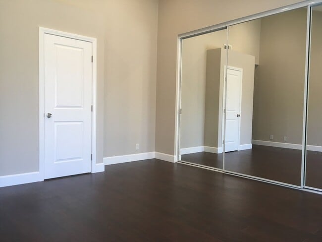 Building Photo - Single Story Stunner!