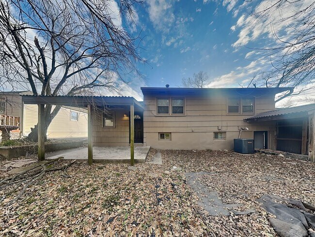 Building Photo - Updated 3 Bed Home with Granite Kitchen, Fenced Yard & Garage