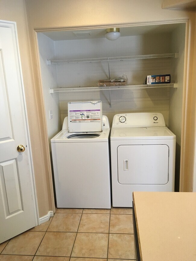 Building Photo - 3 bedroom 2 1/2 bath townhome