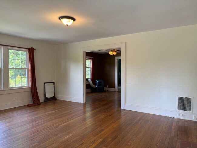 Building Photo - Fantastic 3 Bedroom Bungalow
