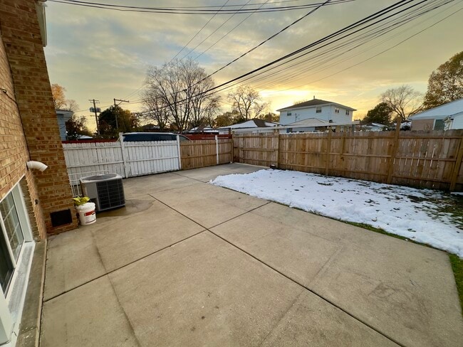 Building Photo - 9910 Crawford Ave