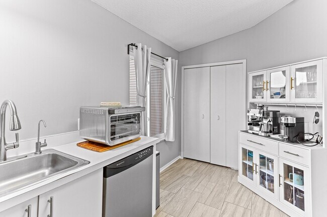 Building Photo - 6560 Ridgefield Cir