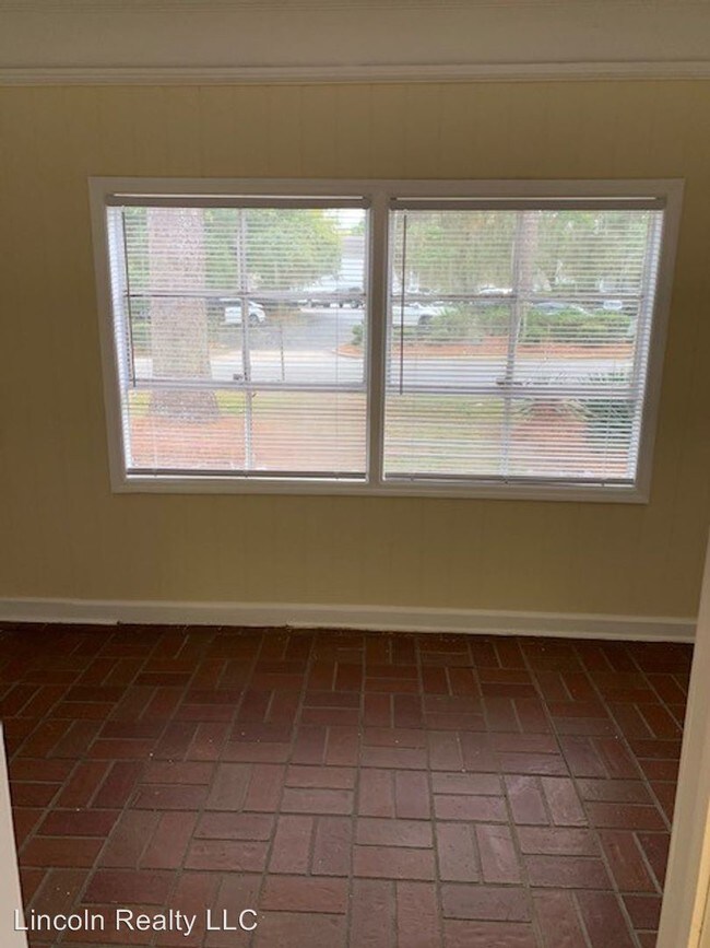 Building Photo - 3 br, 1.5 bath House - 104 E. Mary Street