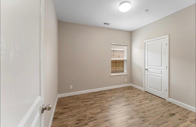 Building Photo - 10910 Woodwind Shadows Dr