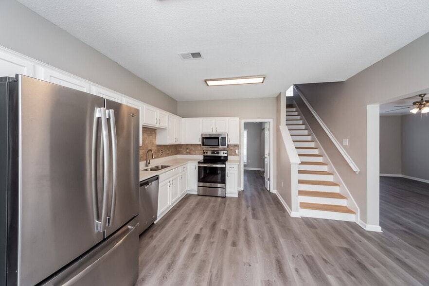 Building Photo - 7415 Creekside Dr