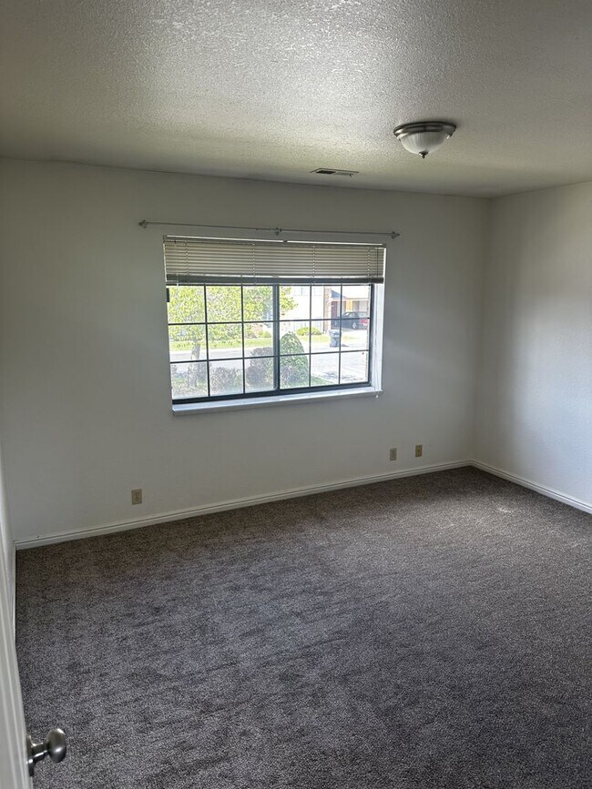 Building Photo - 338 W 620 N